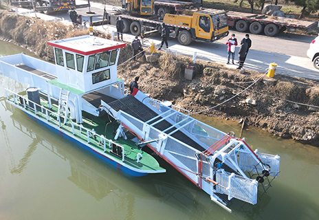 Aquatic Cleaning Boat
