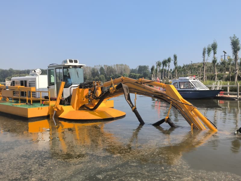 Amphibious Mutli-Functional Dredger (900 M3/h) with Suction Pump/Bucket