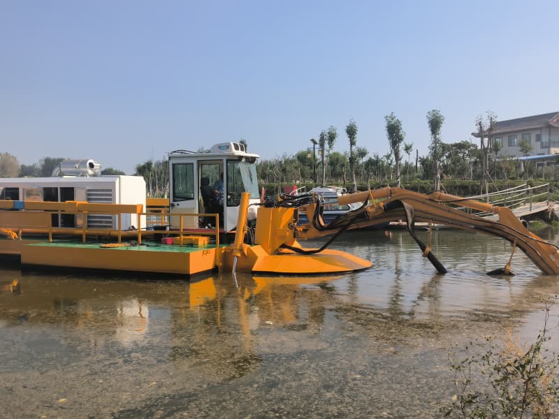 Amphibious Mutli-Functional Dredger (900 M3/h) with Suction Pump/Bucket