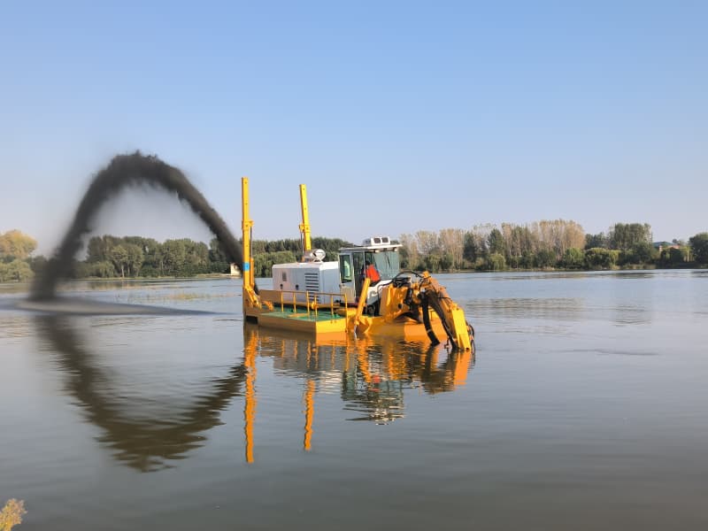 Amphibious Mutli-Functional Dredger (900 M3/h) with Suction Pump/Bucket