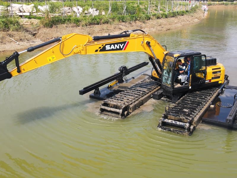 Customized Amphibious Excavator for Wetland Swamp River Dredging Applications